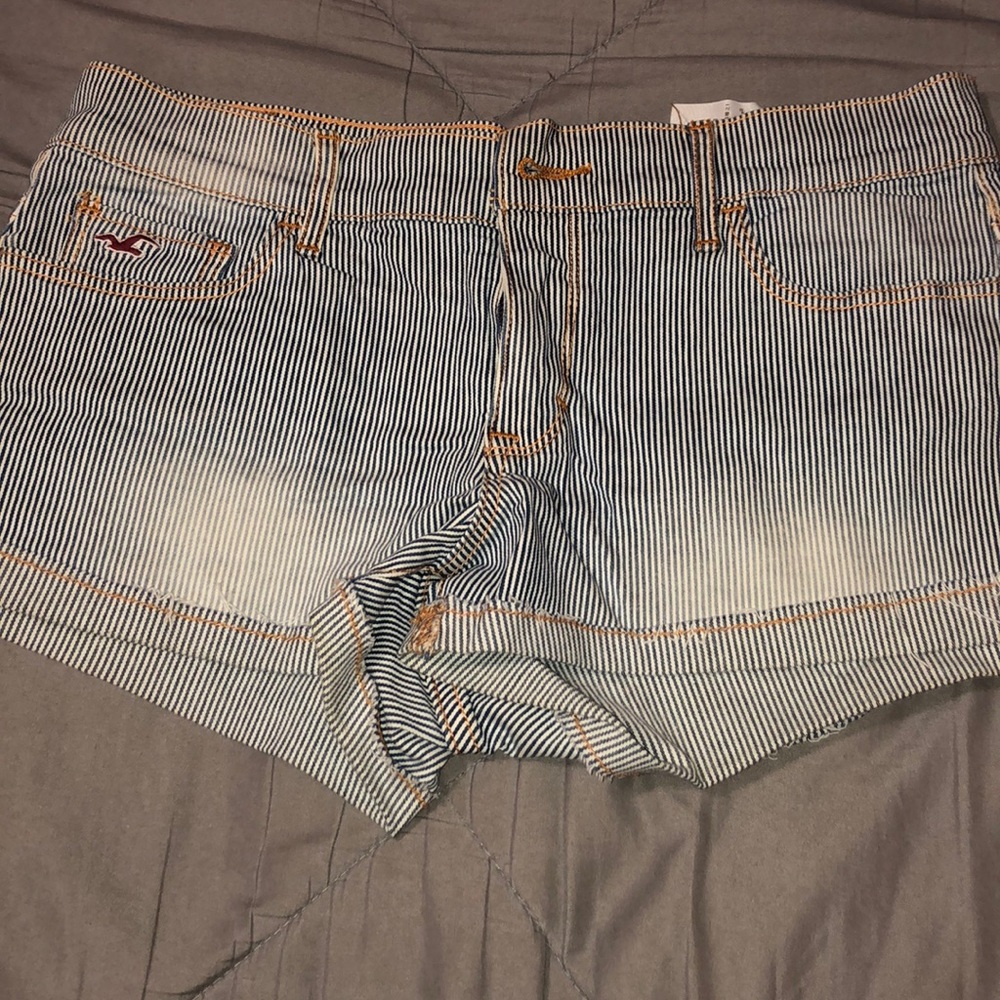 Jean shorts with small blue line prints